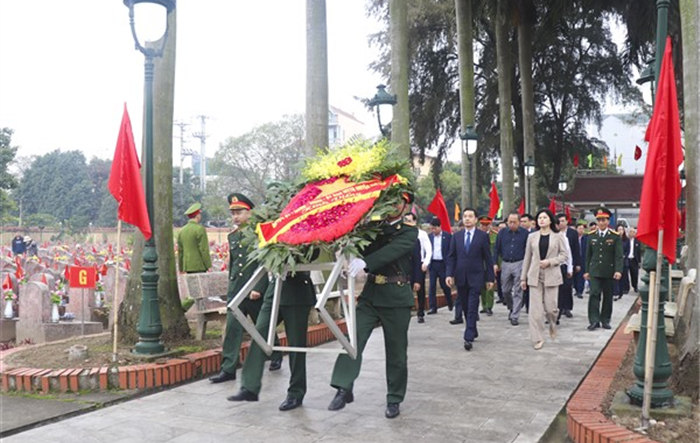 Lãnh đạo huyện Gia Lâm viếng Nghĩa trang liệt sĩ nhân dịp Tết Nguyên đán Giáp Thìn 2024