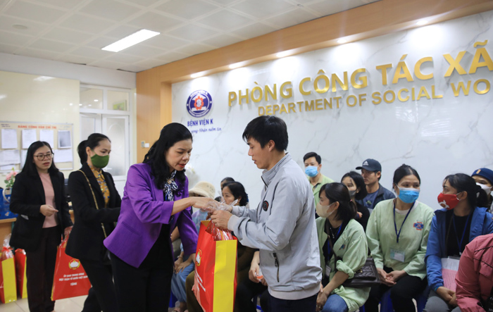 Chủ tịch Uỷ ban MTTQ Việt Nam thành phố Nguyễn Lan Hương thăm, tặng quà các bệnh nhân nghèo 