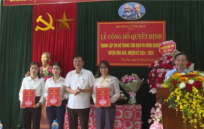Ban Thường vụ Huyện ủy Ứng Hòa công bố quyết định thành lập chi bộ Trung tâm Dịch vụ nông nghiệp huyện