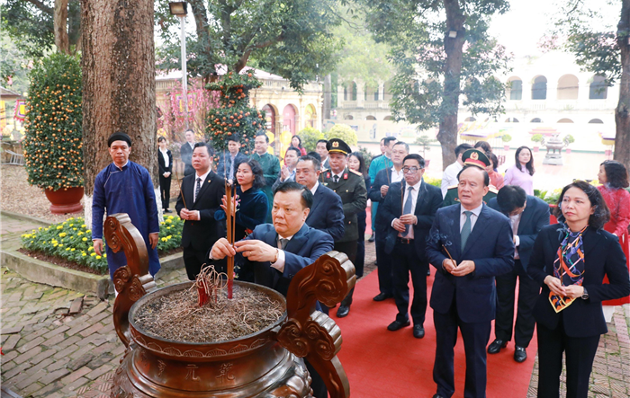 Đoàn đại biểu thành phố Hà Nội dâng hương tưởng nhớ các vị liệt tổ, liệt tông và Chủ tịch Hồ Chí Minh
