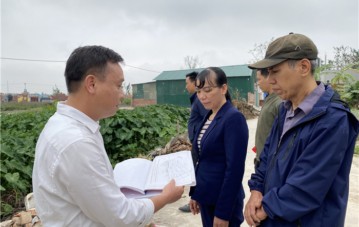 Sau kết luận của Bí thư Thành ủy, huyện Thanh Oai cắm mốc thửa đất giao cho công dân