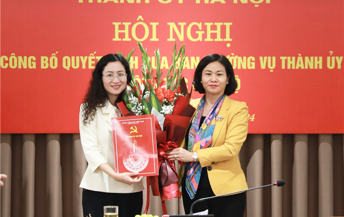 Phó Bí thư Thường trực Thành uỷ trao quyết định công tác cán bộ tại Ban Dân vận Thành uỷ