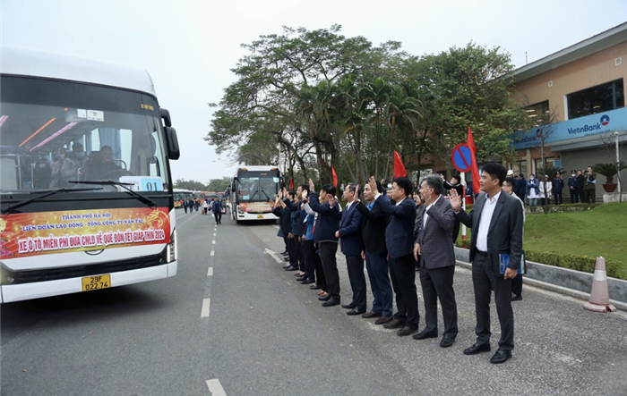 Hà Nội: Chuyến xe nghĩa tình đưa 1.200 công nhân về quê đón Tết