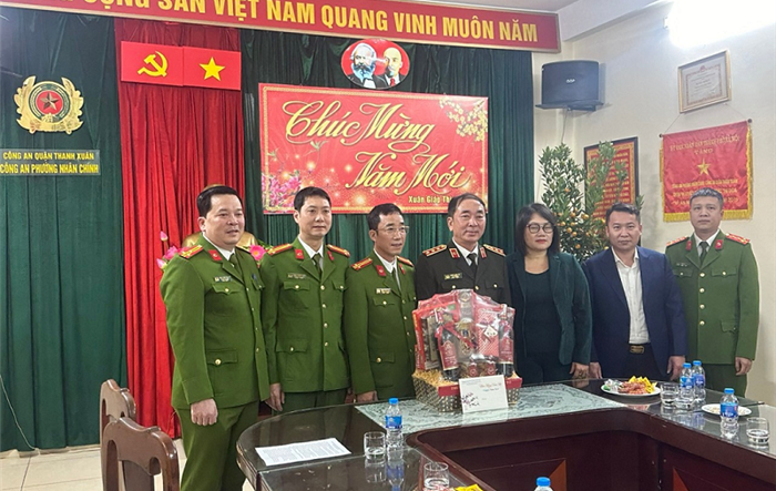 Thứ trưởng Bộ Công an Trần Quốc Tỏ kiểm tra công tác đảm bảo an ninh trật tự và chúc Tết Công an phường Nhân Chính