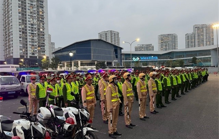 Công an quận Tây Hồ triển khai lực lượng bảo vệ lễ hội ánh sáng “Rực rỡ Thăng Long” và trận địa bắn pháo hoa tầm cao