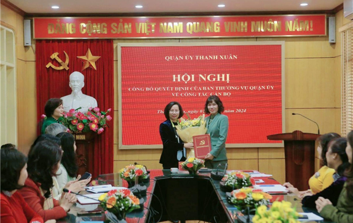 Bí thư Quận ủy Thanh Xuân Bùi Huyền Mai trao Quyết định điều động Chủ tịch Hội LHPN quận 