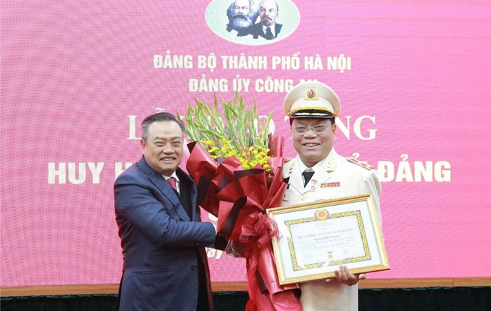Giám đốc Công an thành phố Hà Nội nhận Huy hiệu 30 năm tuổi Đảng