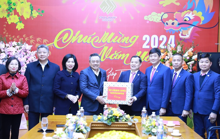 Chủ tịch UBND thành phố Trần Sỹ Thanh thăm cán bộ, công nhân khu công nghiệp Phú Nghĩa