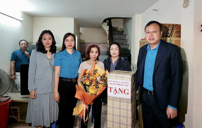 Liên đoàn Lao động thành phố Hà Nội hỗ trợ gần 2.000 nữ đoàn viên có hoàn cảnh khó khăn