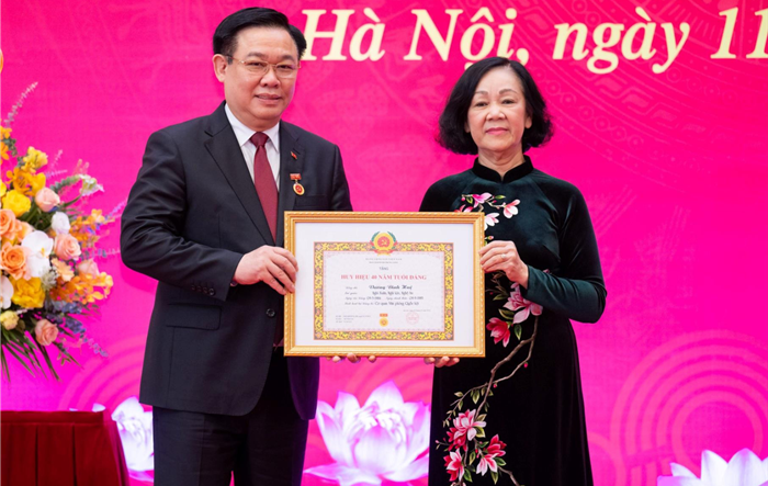 Chủ tịch Quốc hội Vương Đình Huệ nhận Huy hiệu 40 năm tuổi Đảng