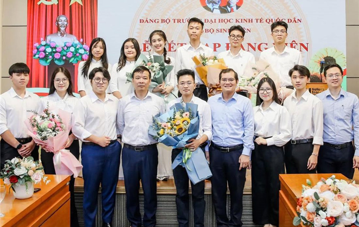 Kỷ niệm 94 năm Ngày thành lập Đảng bộ thành phố Hà Nội (17/3/1930 - 17/3/2024): Xây dựng đội ngũ đảng viên vững mạnh