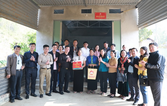Uỷ ban MTTQ Việt Nam thành phố trao nhà Đại đoàn kết, hỗ trợ sinh kế, xe đạp cho học sinh nghèo huyện Tuần Giáo, tỉnh Điện Biên