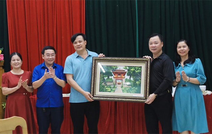 Tô thắm tình đoàn kết toàn dân tộc giữa Hà Nội-Điện Biên