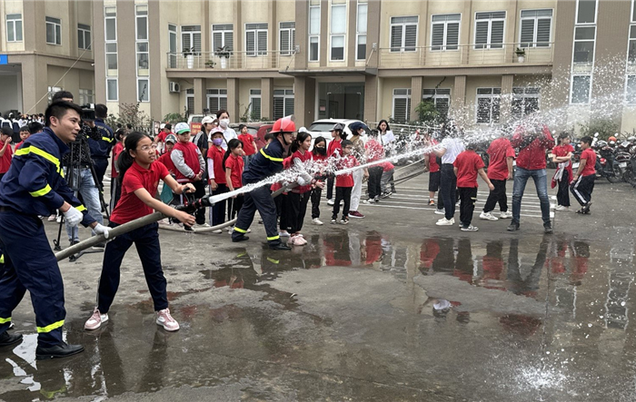 Học sinh Đan Phượng trải nghiệm thực hành chữa cháy, cứu nạn