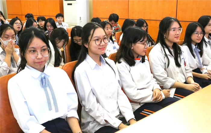 Công nhận hơn 2.500 học sinh đạt giải học sinh giỏi thành phố lớp 9