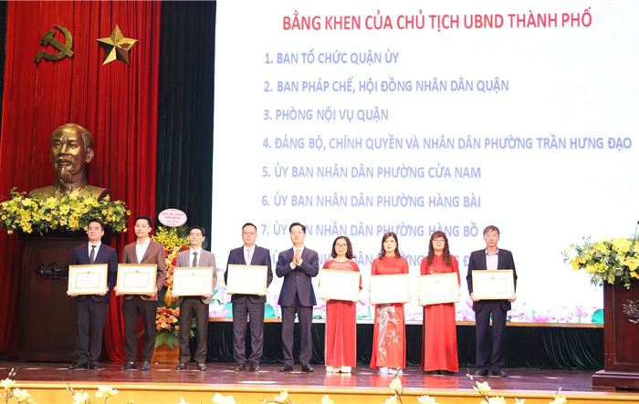 Quận Hoàn Kiếm: Biểu dương nhiều tập thể, cá nhân có thành tích xuất sắc trong công tác cải cách hành chính