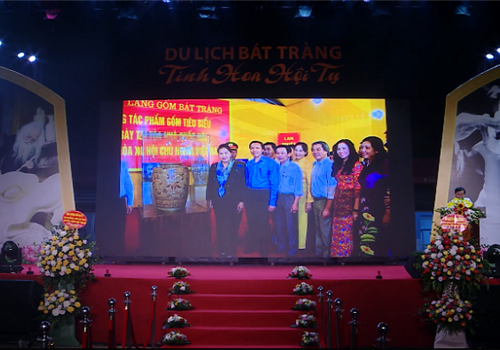 Tối qua, UBND huyện Gia Lâm tổ chức Lễ đón nhận quyết định và công bố
điểm du lịch Bát Tràng. Tới dự buổi lễ có đồng chí Trưởng ban tổ chức Thành
ủy Vũ Đức Bảo, Phó Chủ tịch UBND Thành phố Ngô Văn Quý.
Thực hiện: Quỳnh Nga - Đặng Lâm - Phan Anh