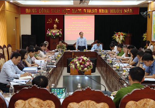 Chiều nay,Phó Chủ tịch Thường trực HĐND thành phố Nguyễn Ngọc Tuấn đã
chủ trì làm việc với quận uỷ Hai Bà Trưng về công tác lãnh đạo chỉ đạo thực
hiện Chương trình 05 của Thành uỷ về "Tăng cường quốc phòng an ninh,bảo đảm
trật tự an toàn xã hội trong tình hình mới,giai đoạn 2016-2020". Cùng dự có
Trưởng Ban nội chính thành uỷ Nguyễn Quang Huy.
Thực hiện: Quỳnh Nga - Vũ Hà - Phan Anh