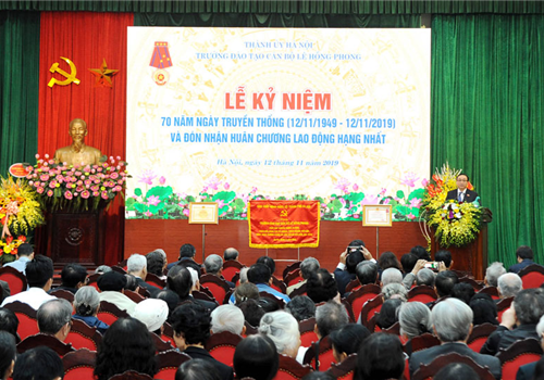 Sáng 12-11, tại trụ sở Thành ủy Hà Nội, Trường Đào tạo cán bộ Lê Hồng Phong tổ chức Lễ kỷ niệm 70 năm Ngày truyền thống (12/11/1949-12/11/2019) và đón nhận Huân chương Lao động hạng Nhất. Tới dự buổi Lễ có các đồng chí: Hoàng Trung Hải, Ủy viên Bộ Chính trị, Bí thư Thành ủy, Trưởng đoàn đại biểu Quốc hội thành phố Hà Nội; Ngô Thị Thanh Hằng, Ủy viên Trung ương Đảng, Phó Bí thư Thường trực Thành ủy; PGS.TS Nguyễn Duy Bắc, Phó Giám đốc Học viện Chính trị quốc gia Hồ Chí Minh; đại diện một số cơ quan Trung ương; lãnh đạo các sở, ban, ngành, MTTQ Việt Nam Thành phố,  các tổ chức chính trị - xã hội Thành phố và các quận, huyện, thị xã.