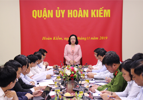 Chiều 12-11, Đoàn công tác của Ban Thường vụ Thành ủy do đồng chí Ngô Thị Thanh Hằng, Ủy viên Trung ương Đảng, Phó Bí thư Thường trực Thành ủy làm Trưởng đoàn làm việc với Ban Thường vụ Quận ủy Hoàn Kiếm về các nội dung: Công tác chuẩn bị tổ chức Đại hội Đảng bộ các cấp và tình hình triển khai Đề án 21-ĐA/TU; kết quả công tác lãnh đạo, chỉ đạo, tổ chức thực hiện Nghị quyết 06-NQ/TU của Ban Thường vụ Thành ủy.