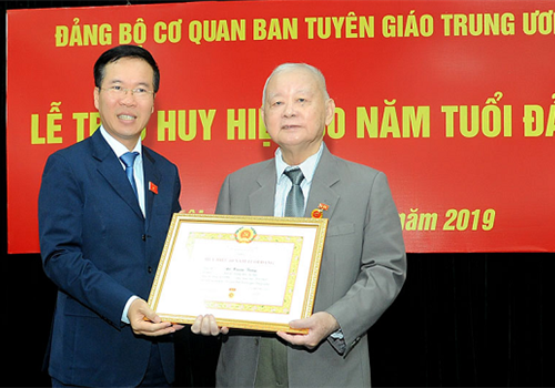 Sáng 13-11, tại Hà Nội, Đảng ủy cơ quan Ban Tuyên giáo Trung ương tổ chức Lễ trao Huy hiệu 60 năm tuổi Đảng cho đồng chí Lê Xuân Tùng, nguyên Ủy viên Bộ Chính trị phụ trách công tác tư tưởng, văn hóa và khoa giáo; nguyên Bí thư Thành ủy Hà Nội. Đồng chí Võ Văn Thưởng, Ủy viên Bộ Chính trị, Bí thư Trung ương Đảng, Trưởng ban Tuyên giáo Trung ương chủ trì buổi Lễ. Cùng dự buổi Lễ có các đồng chí: Hoàng Trung Hải, Ủy viên Bộ Chính trị, Bí thư Thành ủy, Trưởng đoàn đại biểu Quốc hội thành phố Hà Nội; Võ Văn Phuông, Ủy viên Trung ương Đảng, Phó Trưởng ban Thường trực Ban Tuyên giáo Trung ương; lãnh đạo Đảng ủy Khối các cơ quan Trung ương và cán bộ, đảng viên Đảng bộ cơ quan Ban Tuyên giáo Trung ương.  