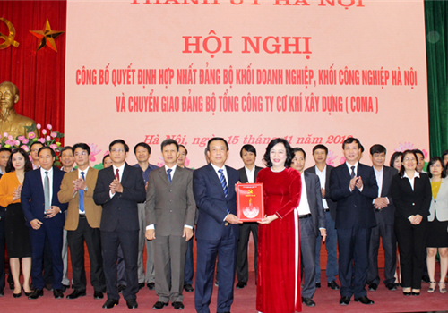Sáng 15-11, Thành ủy Hà Nội tổ chức Hội nghị công bố Quyết định hợp nhất Đảng bộ Khối Doanh nghiệp, Khối Công nghiệp Hà Nội và chuyển giao Đảng bộ Tổng Công ty Cơ khí xây dựng (COMA) về Đảng bộ quận Hai Bà Trưng. Đồng chí Ngô Thị Thanh Hằng, Ủy viên Trung ương Đảng, Phó Bí thư Thường trực Thành ủy chủ trì Hội nghị.