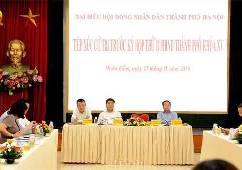 Chiều 15-11, Ủy viên Trung ương Đảng, Phó Bí thư Thành ủy, Chủ tịch UBND thành phố Hà Nội Nguyễn Đức Chung và đại biểu HĐND thành phố (Tổ đại biểu số 2) đã tiếp xúc cử tri trước kỳ họp thứ mười một, HĐND thành phố khóa XV tại quận Hoàn Kiếm.