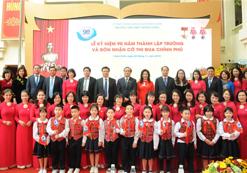 Sáng 20-11, Trường Tiểu học Thăng Long (quận Hoàn Kiếm, Hà Nội) tổ chức lễ kỷ niệm 90 năm thành lập trường (1929-2019) và đón nhận Cờ thi đua của Chính phủ. Đến dự có các đồng chí: Hoàng Trung Hải, Ủy viên Bộ Chính trị, Bí thư Thành ủy Hà Nội; Nguyễn Hữu Độ, Thứ trưởng Bộ Giáo dục và Đào tạo; Nguyễn Doãn Toản, Phó Chủ tịch UBND Thành phố.