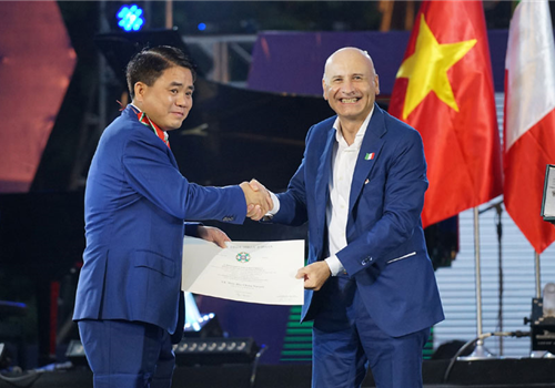 Chiều 23-11, Ủy viên Trung ương Đảng, Phó Bí thư Thành ủy, Chủ tịch UBND thành phố Hà Nội Nguyễn Đức Chung đã dự Lễ khai mạc chương trình “Quảng trường Italia”.