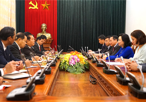Sáng nay, Ủy viên Trung ương Đảng, Phó Bí thư Thường trực Thành ủy Hà Nội Ngô Thị Thanh Hằng đã tiếp Đoàn cán bộ Ban Tuyên huấn Thủ đô Viêng Chăn (Lào) do đồng chí Khemphet Phengduongchan, Thành ủy viên, Trưởng ban dẫn đầu tới chào xã giao nhân dịp Đoàn có chuyến thăm và làm việc tại Hà Nội. 
