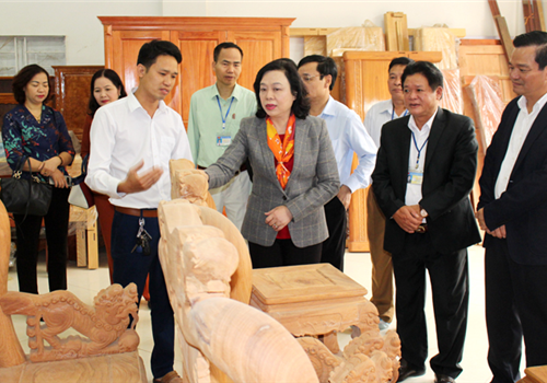 Sáng 27-11, đồng chí Ngô Thị Thanh Hằng, Ủy viên Trung ương Đảng, Phó Bí thư Thường trực Thành ủy, Trưởng ban Chỉ đạo Chương trình số 02-CTr/TU của Thành ủy kiểm tra tiến độ thực hiện Chương trình tại huyện Ba Vì.
