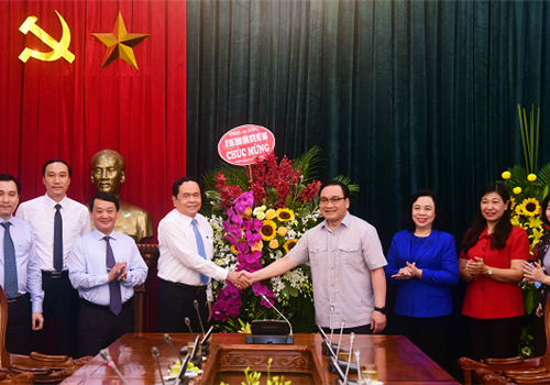 Chiều nay, đồng chí Hoàng Trung Hải - ủy viên Bộ chính trị, Bí thư
thành ủy, Trưởng đoàn đại biểu quốc hội thành phố Hà Nội đã tiếp đồng chí
Trần Thanh Mẫn  Bí thư trung ương Đảng, Chủ tịch UB trung ương MTTQ Việt
Nam đến thăm, chúc mừng Đảng bộ chính quyền nhân dân thành phố Hà Nội nhân
kỷ niệm 65 năm ngày giải phóng Thủ đô 10/10.
