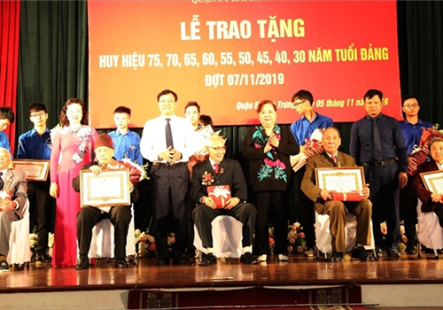 Sáng 5-11, đồng chí Nguyễn Thị Bích Ngọc, Phó Bí thư Thành ủy, Chủ tịch HĐND Thành phố đã trao Huy hiệu 75 năm tuổi Đảng cho 2 đảng viên lão thành thuộc Đảng bộ phường Quỳnh Lôi và Minh Khai (quận Hai Bà Trưng) tại nhà riêng và dự Lễ trao tặng Huy hiệu Đảng đợt 7-11 do Quận ủy Hai Bà Trưng tổ chức.