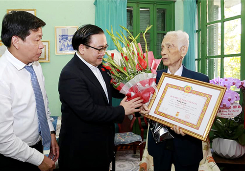 Chiều 5-11, đồng chí Hoàng Trung Hải, Ủy viên Bộ Chính trị, Bí thư Thành ủy, Trưởng đoàn đại biểu Quốc hội thành phố Hà Nội đã đến nhà riêng trao Huy hiệu 75 năm tuổi Đảng đợt 7-11-2019 cho các đồng chí Hồng Long (tức Nhâm Văn Xiển) và Nguyễn Thị Ngân Bình (tức Nguyễn Thị Nga Minh), cán bộ lão thành cách mạng, đảng viên thuộc Đảng bộ quận Hoàn Kiếm.