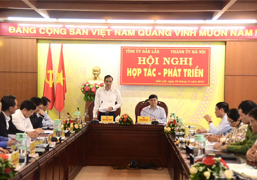 Sáng 5-11 tại tỉnh Đắk Lắk, Ban Thường vụ Thành uỷ Hà Nội và Tỉnh uỷ Đắk Lắk tổ chức Hội nghị hợp tác, phát triển nhằm đánh giá tình hình, kết quả hợp tác thời gian qua, xác định phương hướng, nội dung thúc đẩy hợp tác trong thời gian tới.
