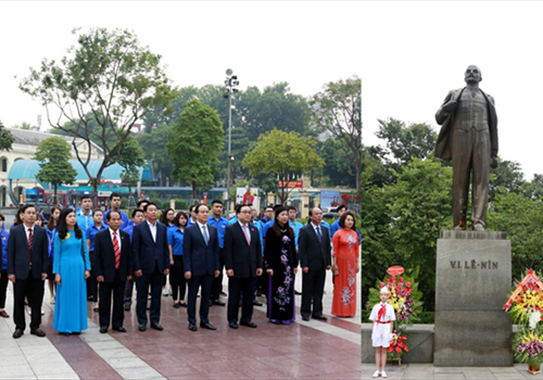 Sáng 7-11, Đoàn đại biểu Thành uỷ, HĐND, UBND, Uỷ ban MTTQ thành phố Hà Nội do đồng chí Hoàng Trung Hải, Ủy viên Bộ Chính trị, Bí thư Thành uỷ dẫn đầu đã đến dâng hoa tại tượng đài V.I Lê-nin.