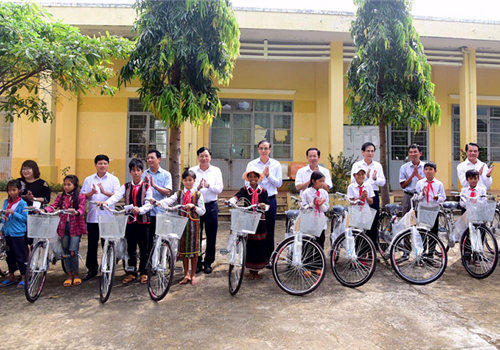 Sáng 7-11, tiếp tục chương trình thăm và làm việc tại tỉnh Gia Lai, Đoàn công tác thành phố Hà Nội do Phó Bí thư Thành ủy Đào Đức Toàn làm Trưởng đoàn đã tới dâng hương tưởng nhớ Chủ tịch Hồ Chí Minh tại tượng đài của Người với đồng bào các dân tộc Tây Nguyên trên quảng trường Đại Đoàn Kết, thành phố Pleiku.
