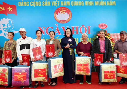Nhân kỷ niệm 89 năm Ngày truyền thống Mặt trận Tổ quốc (MTTQ) Việt Nam (18/11/1930-18/11/2019), sáng 9-11, đồng chí Ngô Thị Thanh Hằng, Ủy viên Trung ương Đảng, Phó Bí thư Thường trực Thành ủy Hà Nội đã đến dự và chung vui Ngày hội Đại đoàn kết toàn dân tộc với Nhân dân khu dân cư số 19, phường Láng Hạ, quận Đống Đa.