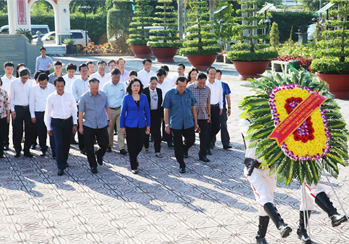 Đoàn công tác của thành phố Hà Nội do đồng chí Ngô Thị Thanh Hằng, Ủy viên Trung ương Đảng, Phó Bí thư Thường trực Thành ủy dẫn đầu đã cùng lãnh đạo tỉnh Cà Mau đã làm Lễ dâng hương tại đền thờ Chủ tịch Hồ Chí Minh tại thành phố Cà Mau.
