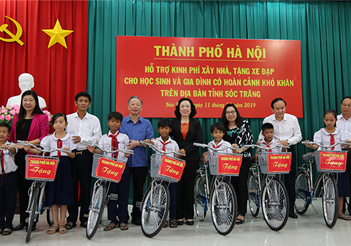 Đoàn công tác thành phố Hà Nội do đồng chí Ngô Thị Thanh Hằng, Ủy viên Trung ương Đảng, Phó Bí thư Thường trực Thành ủy, Chủ tịch danh dự Hội Chữ thập đỏ thành phố Hà Nội dẫn đầu tặng quà cho các gia đình có hoàn cảnh khó khăn tại huyện Thạnh Trị, tỉnh Sóc Trăng.