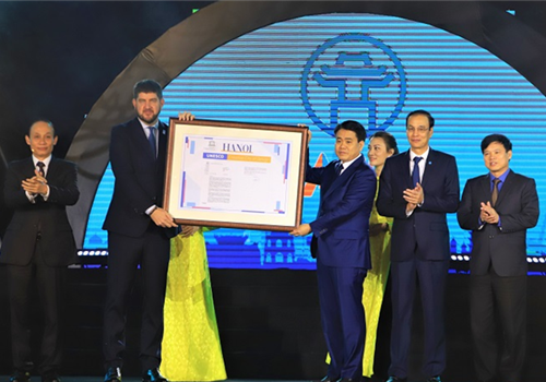 UBND thành phố Hà Nội long trọng tổ chức Lễ công bố Hà Nội gia nhập Mạng lưới các Thành phố sáng tạo của UNESCO và khai mạc Lễ hội Văn hóa dân gian trong đời sống đương đại 2019 với sự tham dự của lãnh đạo nhiều bộ, ngành Trung ương, thành phố Hà Nội 
