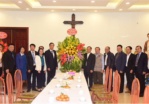 Sáng ngày 17-12, Phó Bí thư Thành ủy Đào Đức Toàn đã tới thăm, chúc mừng các linh mục, tu sĩ, các vị chức sắc, bà con công giáo tại Giáo xứ Hàm Long nhân dịp Giáng sinh năm 2019.