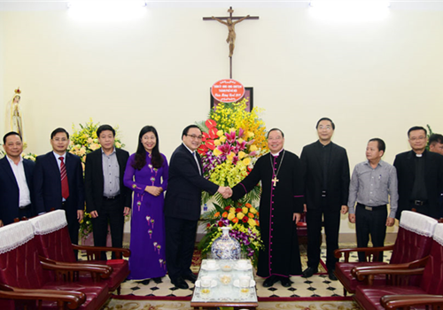 Chiều 19-12, nhân dịp mùa Giáng sinh 2019, đồng chí Hoàng Trung Hải, Ủy viên Bộ Chính trị, Bí thư Thành ủy, Trưởng đoàn đại biểu Quốc hội thành phố Hà Nội đã đến thăm, tặng quà và chúc mừng Tòa Tổng Giám mục Hà Nội (số 40 Nhà Chung, quận Hoàn Kiếm). Cùng đi có Ủy viên Ban Thường vụ Thành ủy, Phó Chủ tịch Uỷ ban Trung ương MTTQ Việt Nam không chuyên trách, Chủ tịch Ủy ban MTTQ Việt Nam Thành phố Nguyễn Lan Hương. 