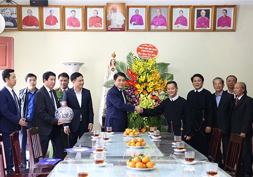 Chiều 19-12, nhân dịp Lễ Giáng sinh năm 2019, Ủy viên Trung ương Đảng, Phó Bí thư Thành ủy, Chủ tịch UBND thành phố Hà Nội Nguyễn Đức Chung đã tới thăm, chúc mừng các vị linh mục, giáo dân Giáo xứ Thái Hà tại Nhà thờ Thái Hà - Tu viện Dòng Chúa Cứu thế Hà Nội và các nữ tu Dòng Thánh Phaolô thành Chartres tại 37 Hai Bà Trưng.