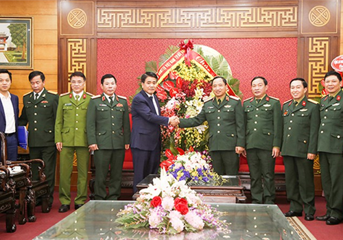 Chiều 19-12, Ủy viên Trung ương Đảng, Phó Bí thư Thành ủy, Chủ tịch UBND Thành phố Nguyễn Đức Chung tới thăm, chúc mừng Bộ Tư lệnh Hóa học nhân dịp kỷ niệm 75 năm Ngày thành lập Quân đội nhân dân Việt Nam (22/12/1944-22/12/2019). Thiếu tướng Hoàng Xuân Dũng, Chính ủy Bộ Tư lệnh Hóa học chủ trì tiếp đón Đoàn.