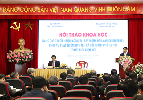 Ngày 19-12, Bộ Biên tập Tạp chí Cộng sản phối hợp với thành phố Hà Nội tổ chức Hội thảo khoa học “Nâng cao trách nhiệm công vụ, đẩy mạnh dân vận chính quyền phục vụ phát triển kinh tế - xã hội Thành phố Hà Nội trong điều kiện mới”. Đồng chí Nguyễn Đức Chung, Ủy viên Trung ương Đảng, Phó Bí thư Thành ủy, Chủ tịch UBND Thành phố cùng đồng chí Đoàn Minh Huấn, Ủy viên dự khuyết Trung ương Đảng, Tổng Biên tập Tạp chí Cộng sản đồng chủ trì Hội thảo khoa học. 