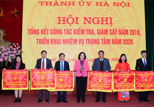 Sáng 24-12, Thành ủy Hà Nội tổ chức Hội nghị tổng kết công tác kiểm tra, giám sát năm 2019 và triển khai nhiệm vụ trọng tâm năm 2020. Dự và chỉ đạo Hội nghị có các đồng chí: Ngô Thị Thanh Hằng, Ủy viên Trung ương Đảng, Phó Bí thư Thường trực Thành ủy; Nguyễn Đức Chung, Ủy viên Trung ương Đảng, Phó Bí thư Thành ủy, Chủ tịch UBND Thành phố; Nguyễn Thị Bích Ngọc, Phó Bí thư Thành ủy, Chủ tịch HĐND Thành phố; Đào Đức Toàn, Phó Bí thư Thành ủy.