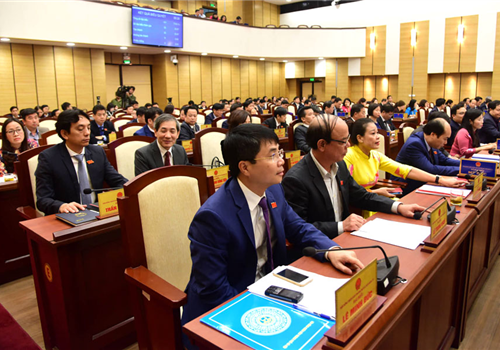 Sáng 26-12, HĐND thành phố Hà Nội khóa XV tổ chức Kỳ họp thứ mười hai (kỳ họp không thường kỳ) để xem xét, quyết định một số vấn đề thuộc thẩm quyền. Đến dự có các đồng chí: Ủy viên Trung ương Đảng, Phó Bí thư Thành ủy, Chủ tịch UBND Thành phố Nguyễn Đức Chung; Phó Bí thư Thành ủy, Chủ tịch HĐND Thành phố Nguyễn Thị Bích Ngọc; Ủy viên Ban Thường vụ Thành ủy, Phó Chủ tịch Ủy ban Trung ương MTTQ Việt Nam không chuyên trách, Chủ tịch Ủy ban MTTQ Việt Nam Thành phố Nguyễn Lan Hương. Tham dự dự Kỳ họp còn có đại diện Ban Công tác đại biểu thuộc Ủy ban Thường vụ Quốc hội, Văn phòng Quốc hội, Văn phòng Chính phủ, Bộ Nội vụ, các đồng chí Ủy viên Ban Thường vụ Thành ủy, Thường trực HĐND, UBND, Ủy ban MTTQ Việt Nam thành phố Hà Nội...