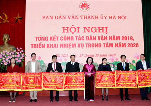 Sáng 27-12, Ban Dân vận Thành ủy tổ chức Hội nghị tổng kết công tác dân vận năm 2019, triển khai nhiệm vụ trọng tâm năm 2020. Dự Hội nghị có Ủy viên Trung ương Đảng, Phó Trưởng ban Thường trực Ban Dân vận Trung ương Điểu K’Ré; Ủy viên Trung ương Đảng, Phó Bí thư Thường trực Thành ủy Hà Nội Ngô Thị Thanh Hằng; các đồng chí Ủy viên Ban Thường vụ Thành ủy Hà Nội: Phó Chủ tịch Ủy ban Trung ương MTTQ Việt Nam không chuyên trách, Chủ tịch Ủy ban MTTQ Việt Nam Thành phố Nguyễn Lan Hương, Trưởng ban Tổ chức Thành ủy Vũ Đức Bảo, Trưởng ban Nội chính Thành ủy Nguyễn Quang Huy, Phó Chủ tịch Thường trực UBND Thành phố Nguyễn Văn Sửu; Thành ủy viên, Phó Chủ tịch HĐND thành phố Hà Nội Phùng Thị Hồng Hà; đại diện các sở, ban, ngành, Đảng ủy trực thuộc Thành ủy. Ủy viên Ban Thường vụ Thành ủy, Trưởng ban Dân vận Thành ủy Nguyễn Thị Tuyến chủ trì Hội nghị.