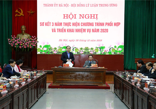 Sáng 28-12, Ban Thường vụ Thành ủy Hà Nội và Hội đồng Lý luận Trung ương tổ chức Hội nghị sơ kết 3 năm thực hiện chương trình phối hợp và triển khai nhiệm vụ năm 2020. Ủy viên Bộ Chính trị, Bí thư Thành ủy, Trưởng đoàn đại biểu Quốc hội thành phố Hà Nội Hoàng Trung Hải và GS.TS Phùng Hữu Phú, Phó Chủ tịch Thường trực Hội đồng Lý luận Trung ương chủ trì Hội nghị. Tham dự Hội nghị có PGS.TS Nguyễn Văn Thạo, Phó Chủ tịch Hội đồng Lý luận Trung ương; Ủy viên Trung ương Đảng, Phó Bí thư Thường trực Thành ủy Ngô Thị Thanh Hằng; Ủy viên Trung ương Đảng, Phó Bí thư Thành ủy, Chủ tịch UBND Thành phố Nguyễn Đức Chung; Phó Bí thư Thành ủy, Chủ tịch HĐND Thành phố Nguyễn Thị Bích Ngọc; các Ủy viên Ban Thường vụ Thành ủy Hà Nội.